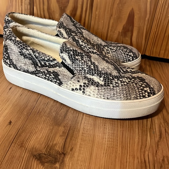 Steve Madden platform slip on
Size 10 - Picture 3 of 6